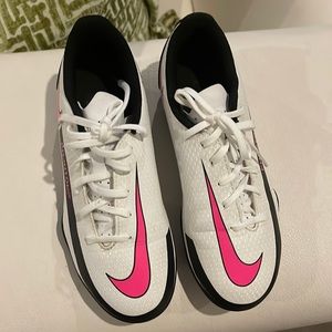 Soccer shoes